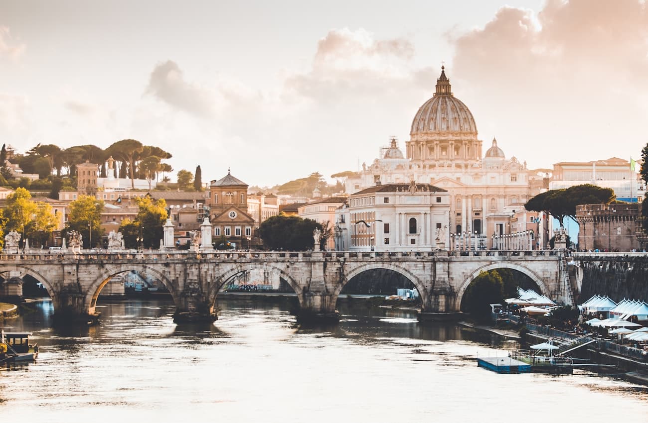 Un ponte di Roma al tramonto, sul Tevere